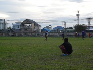 Fußballspielen auf dem Gelände