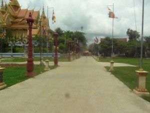 Wat Samrong Khnong - Musik, Gebete, viele fröhliche Menschen am Constitution Day
