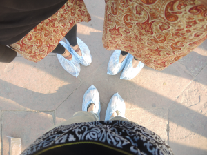 Nur mit diesen schicken Schuhen durften wir ins Taj Mahal hinein