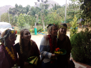Bei der Ankunft unserer Mütter gab es ein großes Hallo mit vielen Blumen, Willkommensgrüßen und auch ein paar Tränchen;)