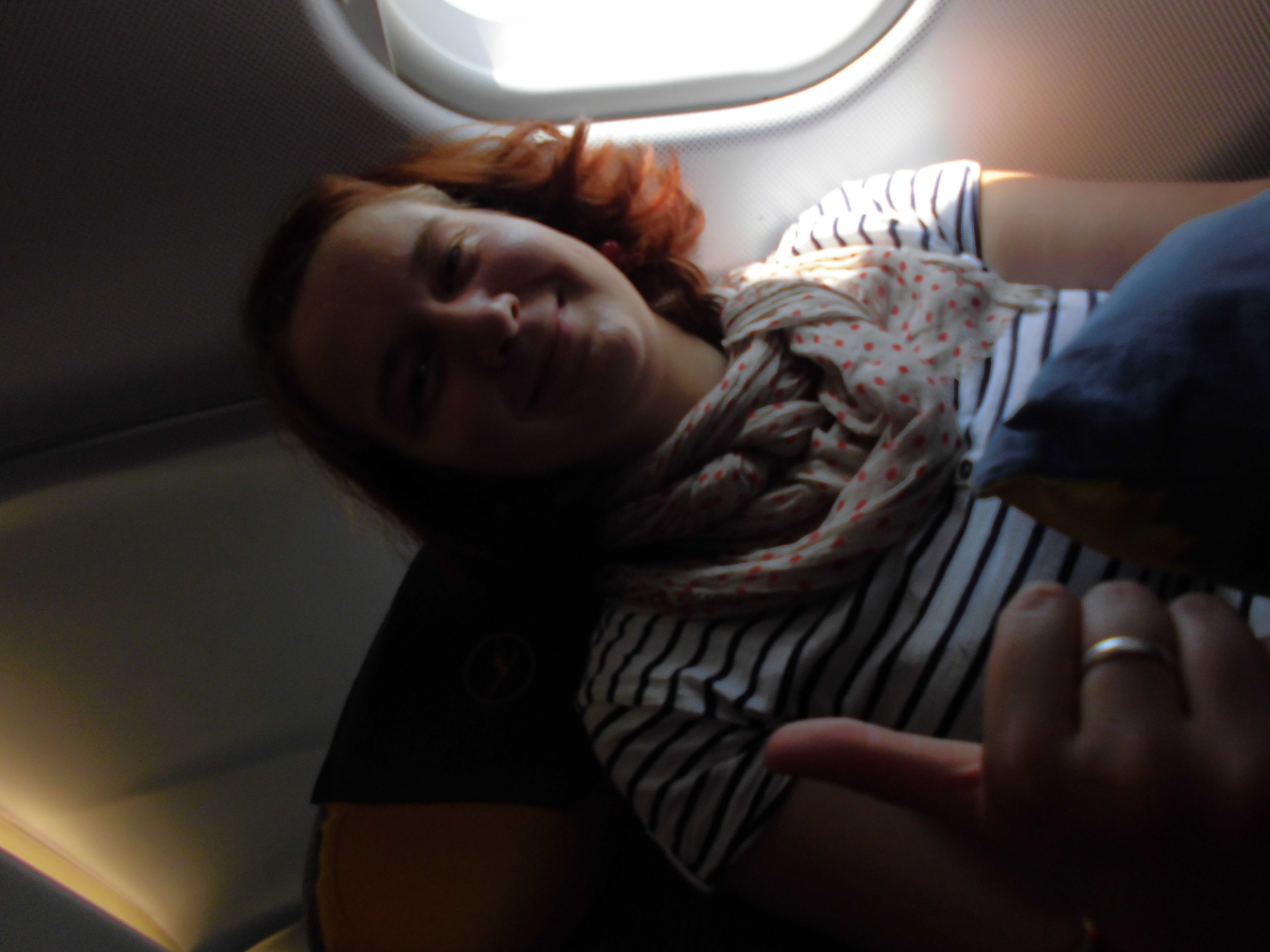 Laura im Flugzeug