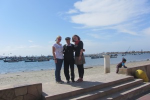 am Meer mit Laura und Pater Vincente