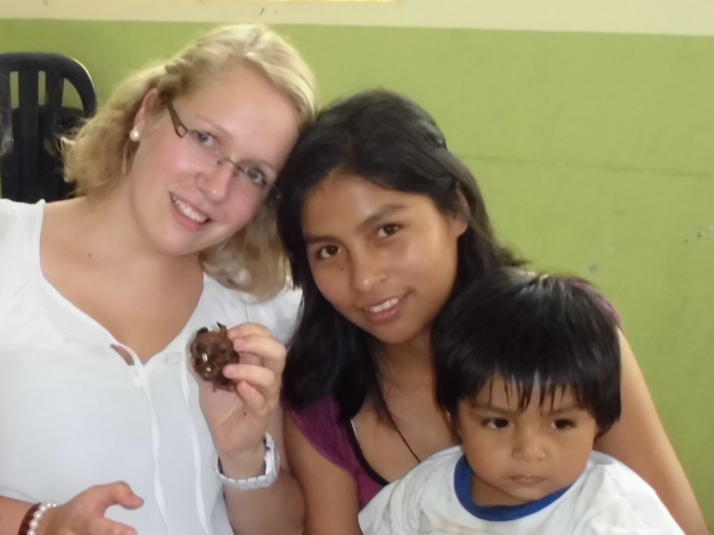 Sindy, ihr kleiner Bruder und ich mit dem Kopf vom Meerschweinchen 
