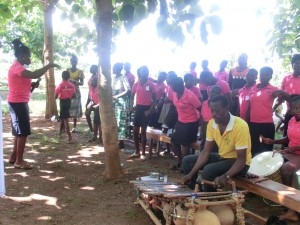 Jugendchor mit traditionellem Instrument