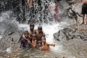 Kovai Kutralam Boys Wasserfall1