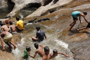 Kovai Kutralam Boys Wasserfall2
