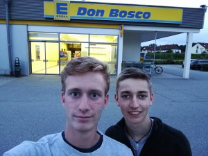 Hier sind Stefan rechts und ich links vor dem Don Bosco Supermarkts In Aschau-Waldwinkel während unserem Sozialpraktikum