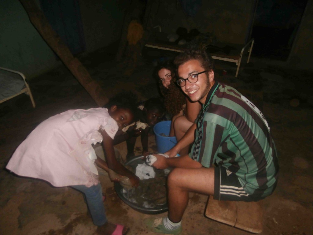 Beim Wäsche waschen mit tatkräftiger Unterstützung unserer kleinen ghanaischen Geschwistern