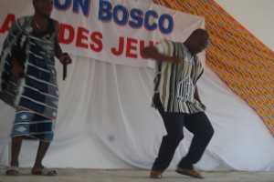 Auch mein direkter Ansprechpartner, der Foyerverantwortliche Père Dominique, ließ sich das Tanzen nicht nehmen