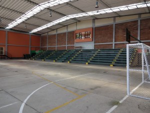 Sporthalle mit Tribüne die neben sportlichen Aktivitäten auch für Veranstaltungen zur Verfügung steht.