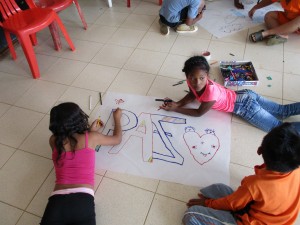 Kinder beschäftigen sich mit dem Thema "paz" (Frieden)