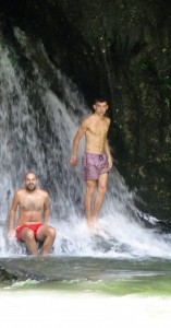 Niklas und der Italiener am Wasserfall
