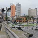 Blick vom Dach auf die Straßen und Häuser Limas
