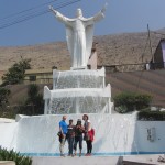 Vor einer riesigen Jesusstatue in Chosica
