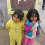 Zwei Mädchen in einer Häusersiedlung, die die Salesianer nach dem Erdbeben 2007 in Pisco mit aufgebaut haben