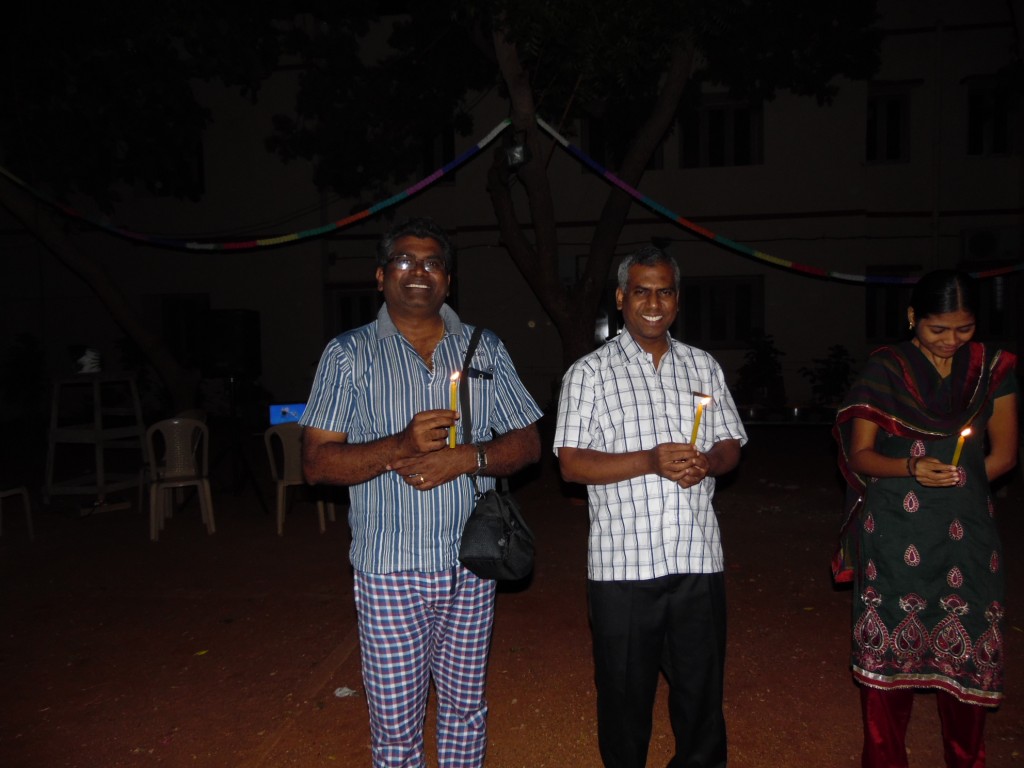 Br. Sagar Raj und Fr. Agilan bei der "Eröffnung" der Party 