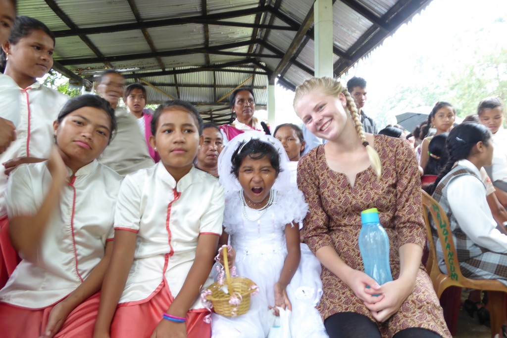 Lotte zusammen mit einigen der Mädchen bei der Erstkommunion 