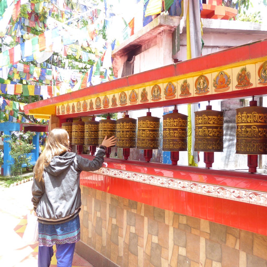 Die Gebetsrollen im hinduistischen buddistischen Tempel in Darjeeling