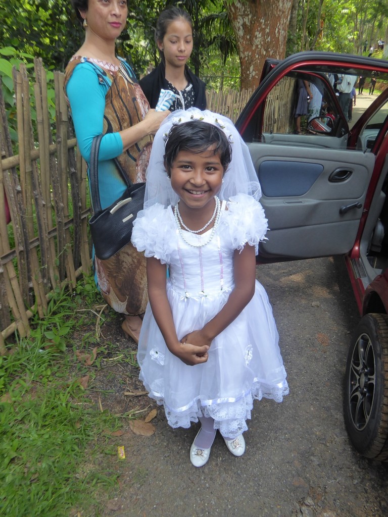 Erstkommunion im Juni: 2 unserer Mädls sind auch dabei und wie alle anderen wie kleine Bräute gekleidet;)