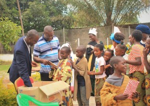 Bischof Patrick Chisanga (Mansa Diocese) übergibt mit Father Chris die Geschenke