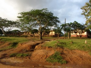 Wassa Domamas Schule in der Abendsonne