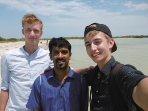 Felix, Father Herwin und ich am Strand!